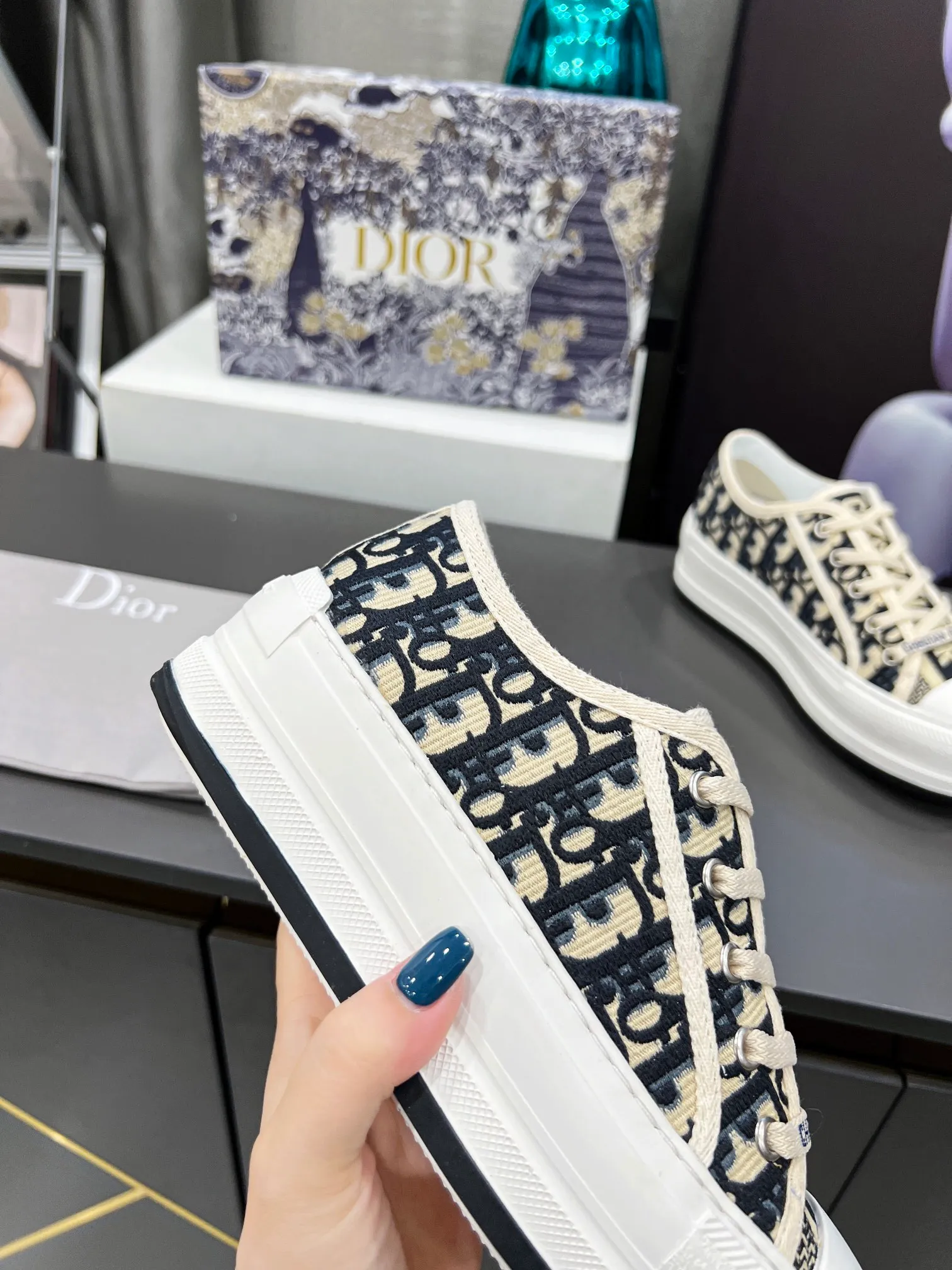 👟👟Ex-factory price 520👟👟 Women's Shoes Women's Clothing Women's Shoes Factory Dior [Dior] This Walk'n'Dior thick-soled sneaker is a fashionable item that enhances the style of the series. The latest spring show style, thick-soled shoes from major celebrities, super versatile, 1:1 replica of the original, white canvas upper, with comfortable thick sole, tongue and Christian Dior Paris logo laces. The EVA sole is embellished with Christian Dior's lucky star symbol, adding a chic edge to any casual look. Code number: 35-41